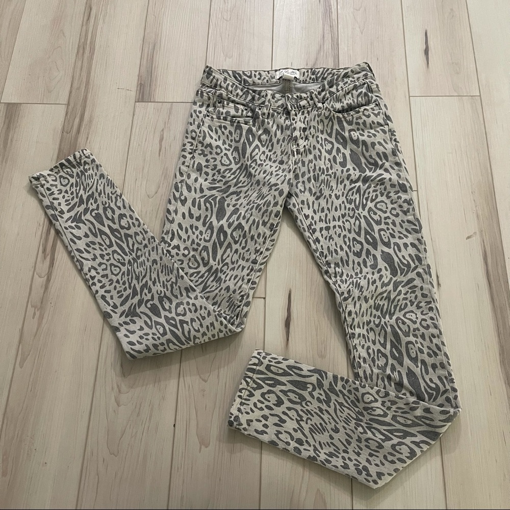 🌿I love H 81- Light washed gray Cheetah animal print skinny  jeans size 25🌿